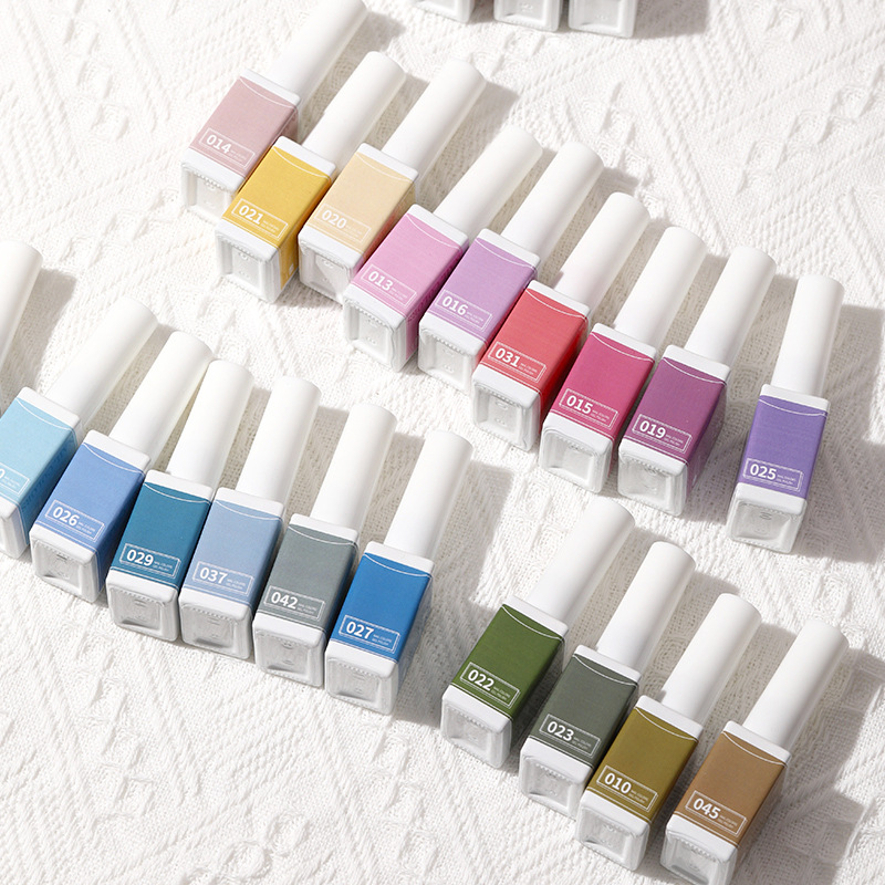 Una botella de pegamento de esmalte de uñas de un color 2022 nuevo verano popular 48-color Pequeño conjunto para el salón de uñas traje completo