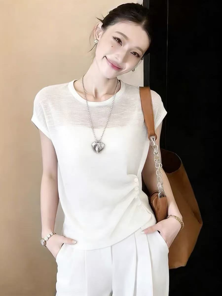 Áo thun nữ cổ tròn tay ngắn thiết kế nút bên cạnh và nếp gấp — trắng