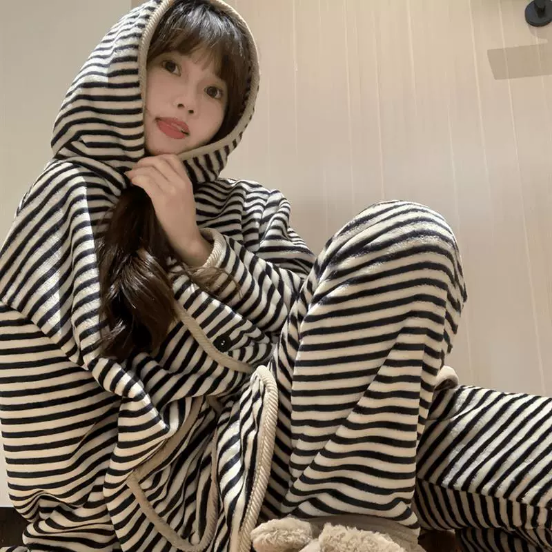 秋冬情侣条纹连帽珊瑚绒睡衣女款加绒加厚法兰绒居家大码男士套装
