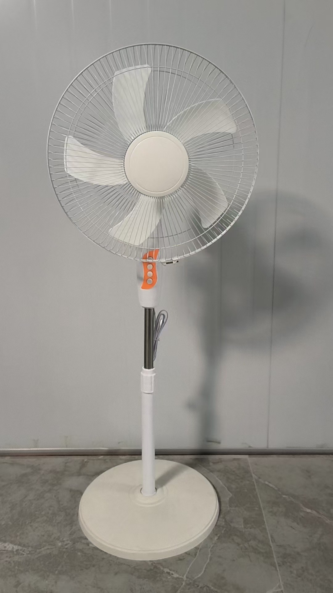 Ventilador eléctrico industrial de gran volumen de aire ventilador de piso fuerte 18 pulgadas 3 en 1 ventilador de pared transfronterizo ventilador de cabeza de agitación