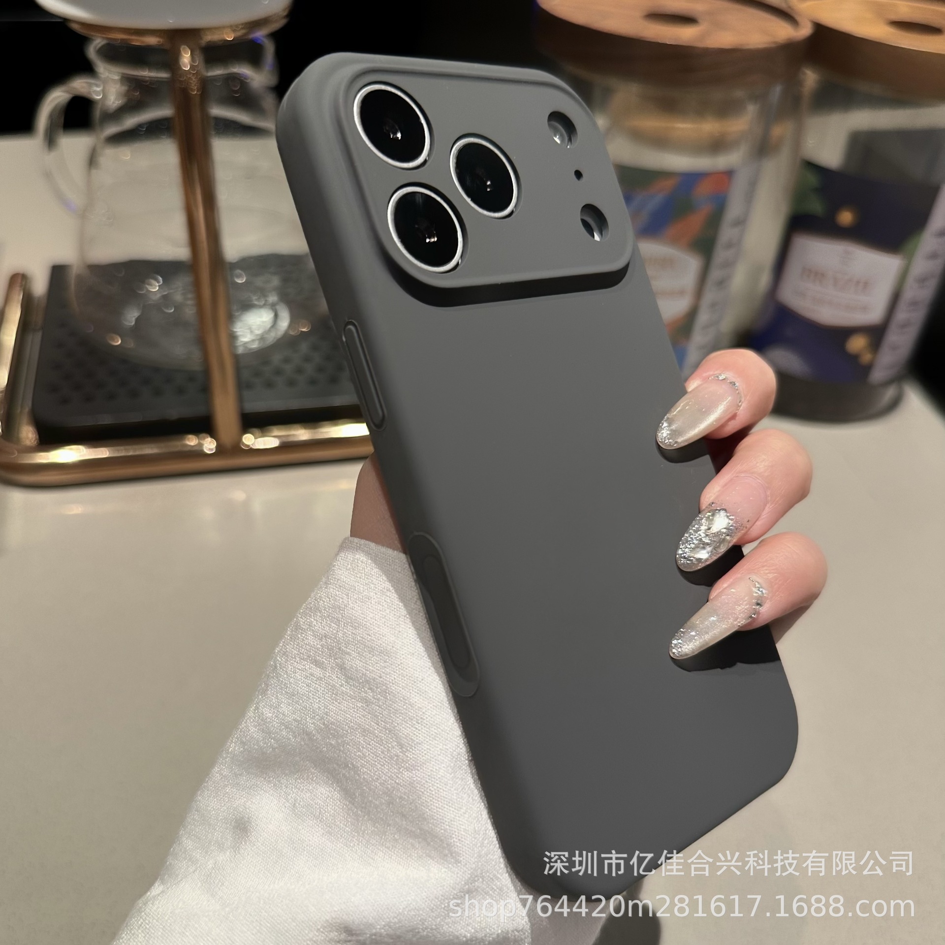 Aplicable a Apple 17PROMAX agujero de silicona líquida caso de teléfono móvil 15iPhone16 color sólido anti-caída botón integrado