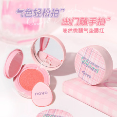 国産品のNOVOはにっこりしています。チークが白く見えます。自然に化粧をしています。