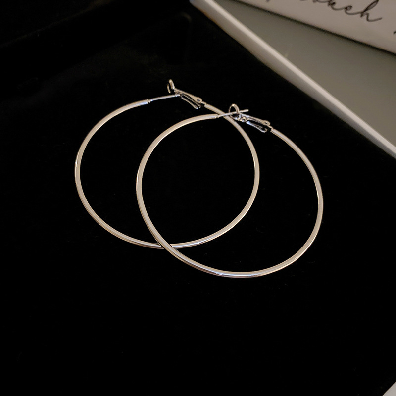 Aguja de plata minimalista redondo liso pendientes nicho estilo frío pendientes elegantes de Cercanías de alta calidad pendientes de moda al por mayor