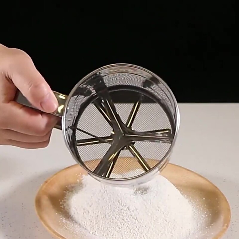ステンレス鋼半自動小麦粉ふるいオリジナルカラーハンドヘルドふるいカップベーキングツール粉砂糖ふるいカラーメーカー卸売|undefined