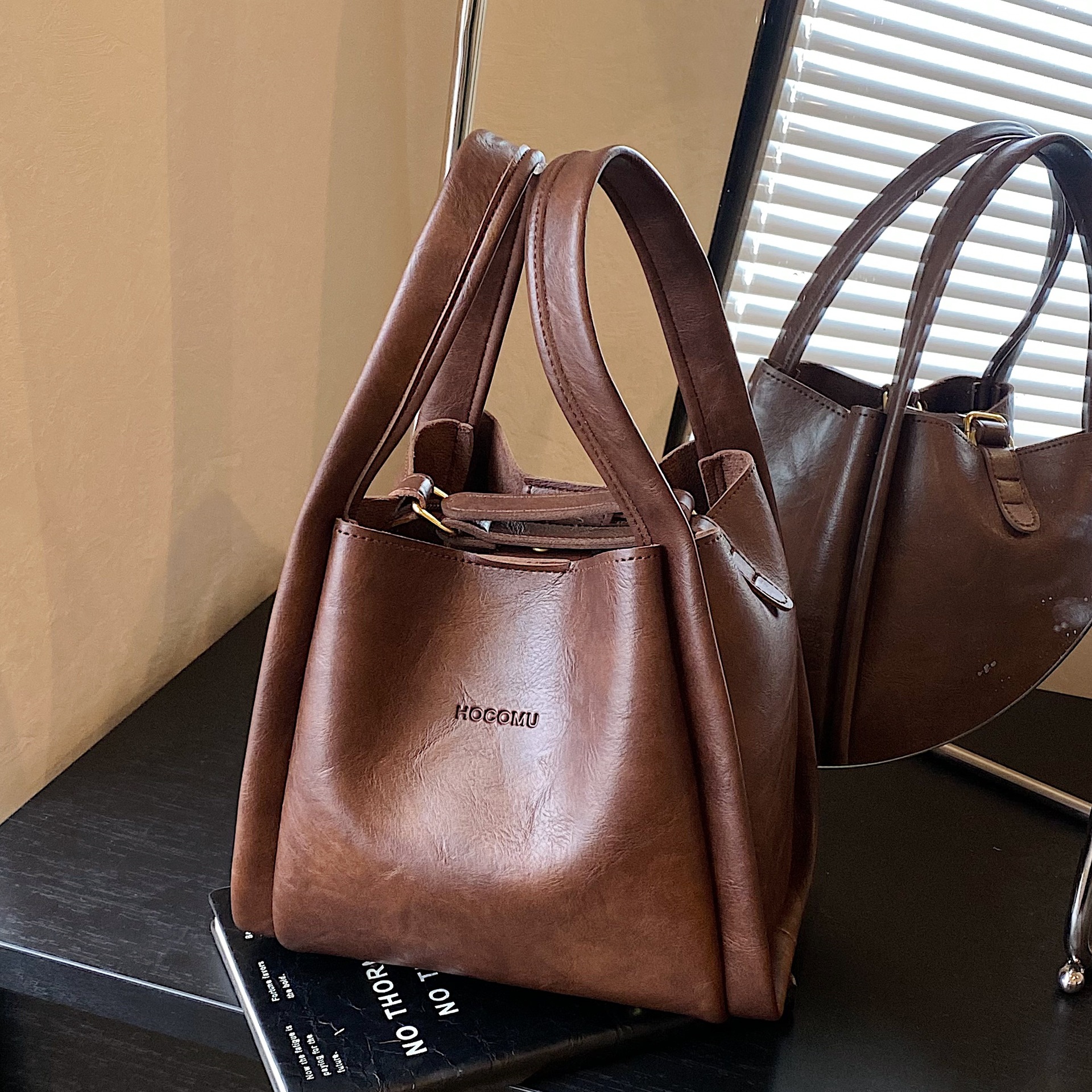 Bolsa de alta sensación para mujeres 2025, nuevo otoño y invierno bolso de cesta de platos de mano, bolso de bolso de balde, bolso pequeño