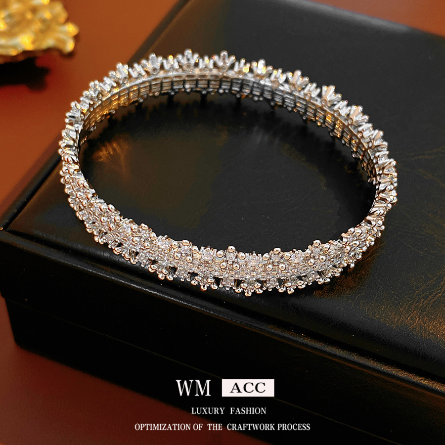 Oro real eléctrico de diamante encaje hueco pulsera de fijación temperamento pulsera de lujo ligera alta sensación de joyería al por mayor