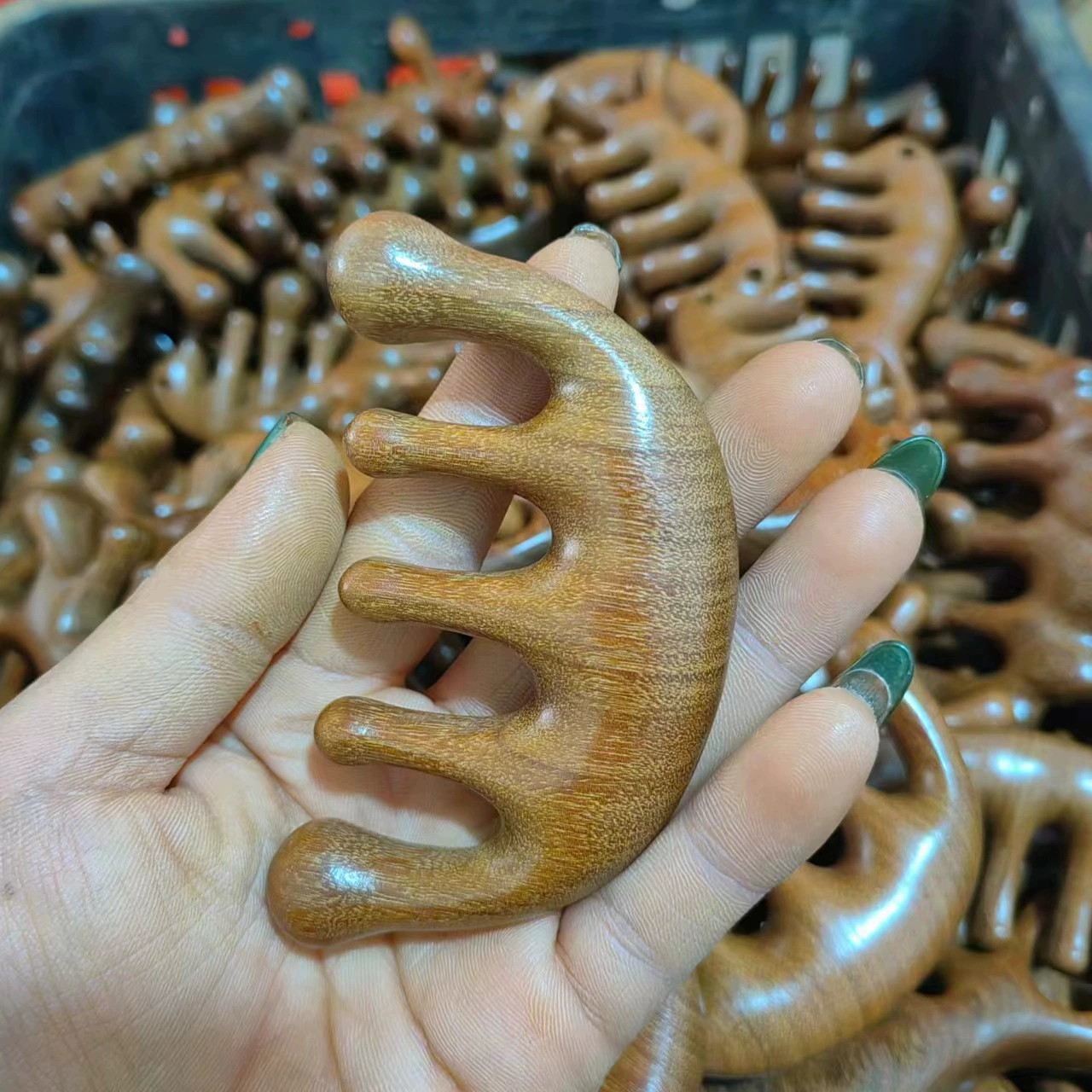 Производитель массажной расчески из sandalwood, древесная расческа из зеленого сандалового дерева с пятью зубьями, массажная головка из розового дерева, производитель меридиановой расчески