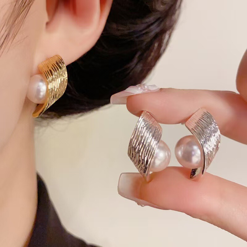 Surrounding Pearl Earrings, Fashionable and Personalized Niche Design, Simple and Versatile, Elegant, Anti-Silver Needle Metal Women's Model, High-End