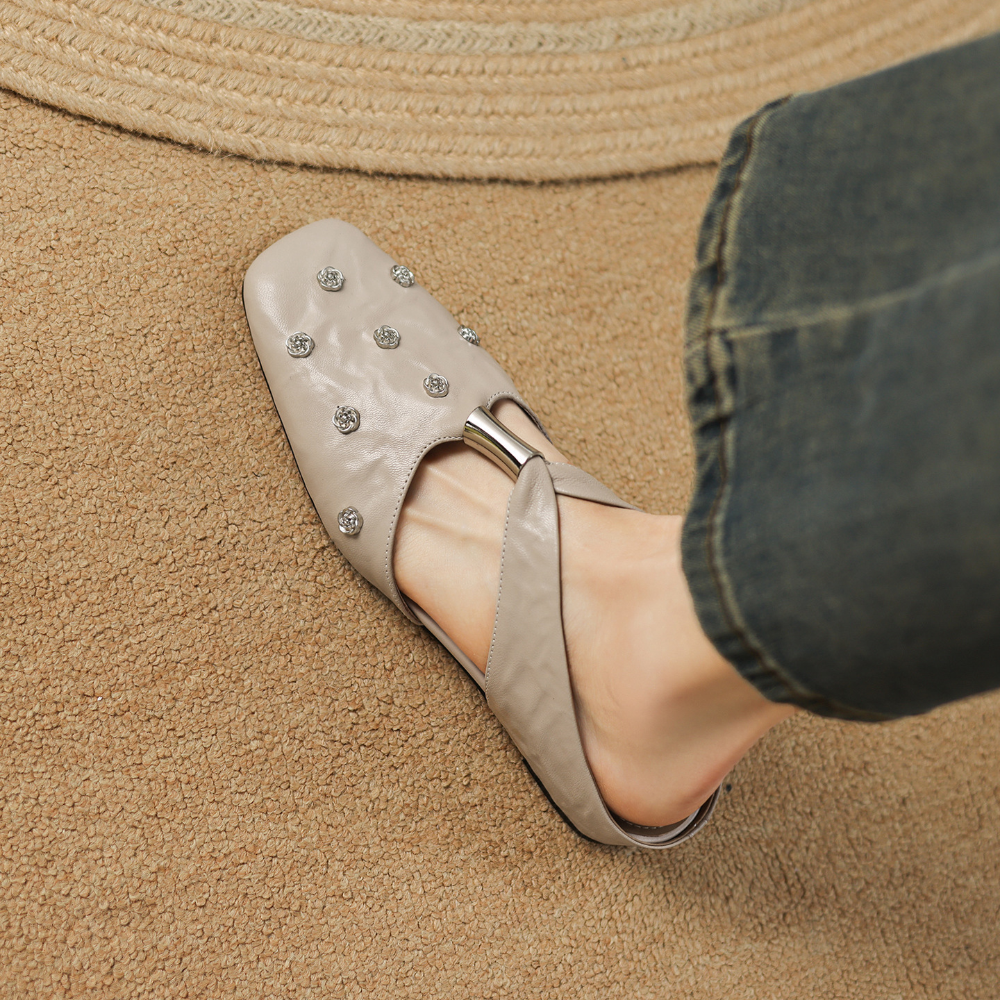 Dép sandal nữ quai chữ V đế bệt da cừu hoa nổi — đen