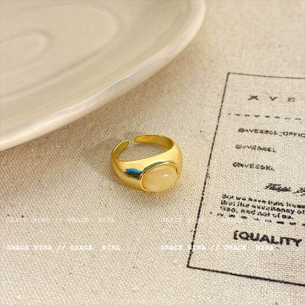 Organic ring with stone