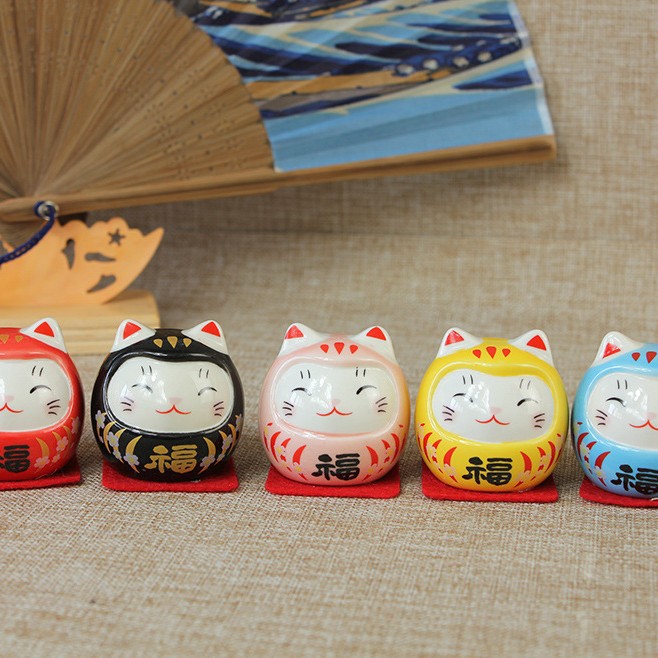 Estilo japonés Lucky Damo decoración tamaño pequeño tienda apertura regalo creativo hogar cerámica lindo escritorio decoración del coche