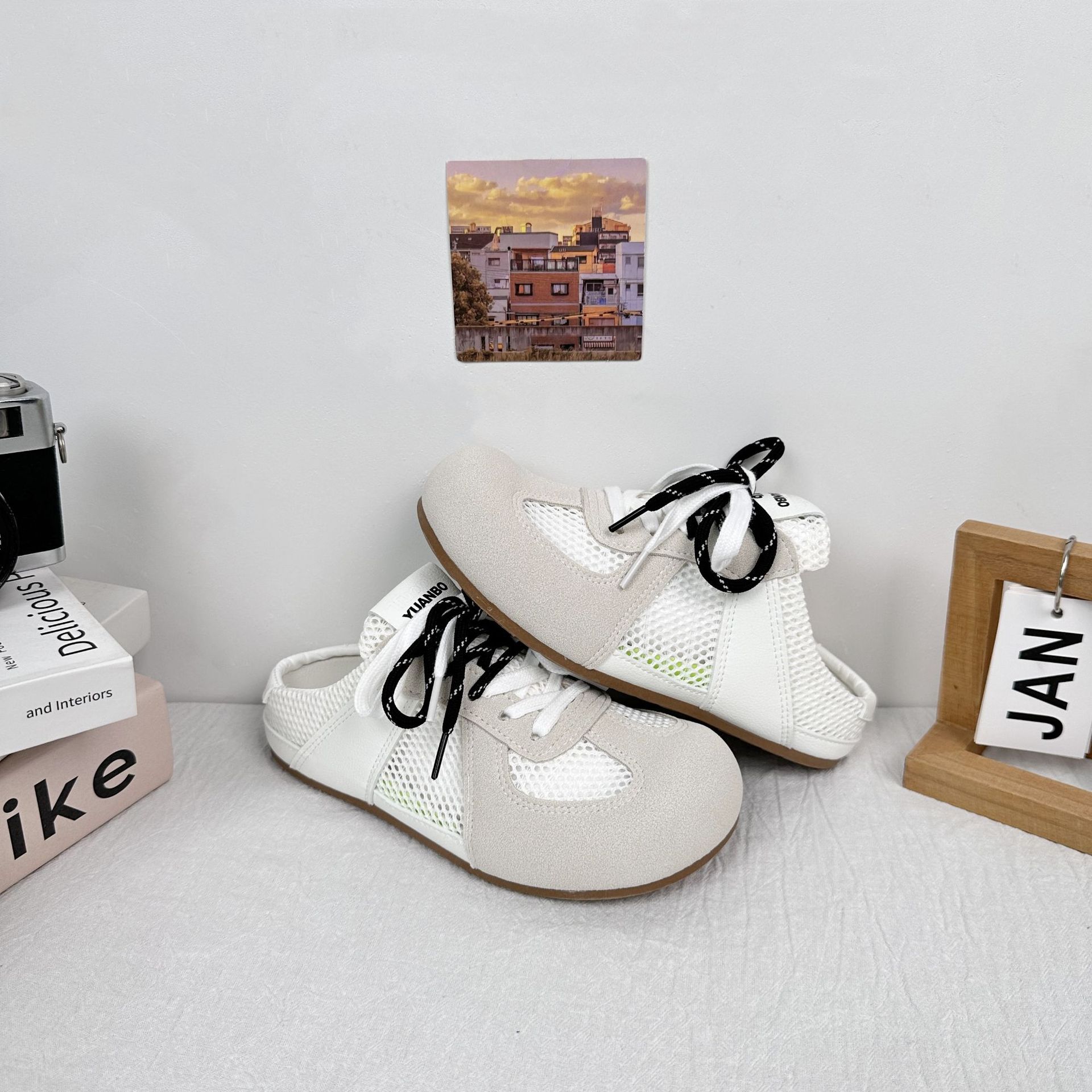 Yuanbo nuevos zapatos de entrenamiento alemán de fondo plano zapatos casuales de mujer con cordones de verano Baotou medias pantuflas zapatos de mujer zapatos blancos pequeños en nombre del cabello image 9