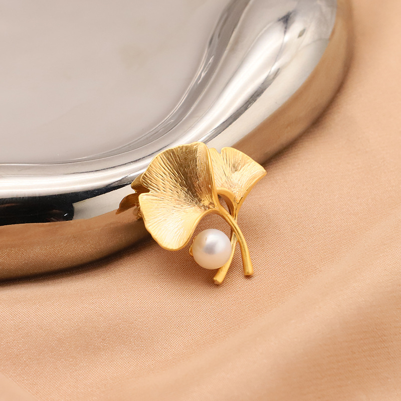 Broche de perlas naturales de agua dulce para mujer, de alta gama, exclusivo, exquisito, broche retro, accesorios populares, venta al por mayor del fabricante.