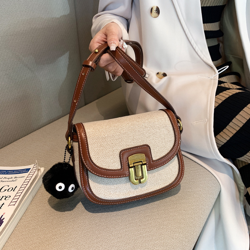 Damen 2024 Neue Koreanische Ausgabe Kleine Stand Kontrast Canvas Satteltasche Mode Trendy Umhängetasche_voghion.com