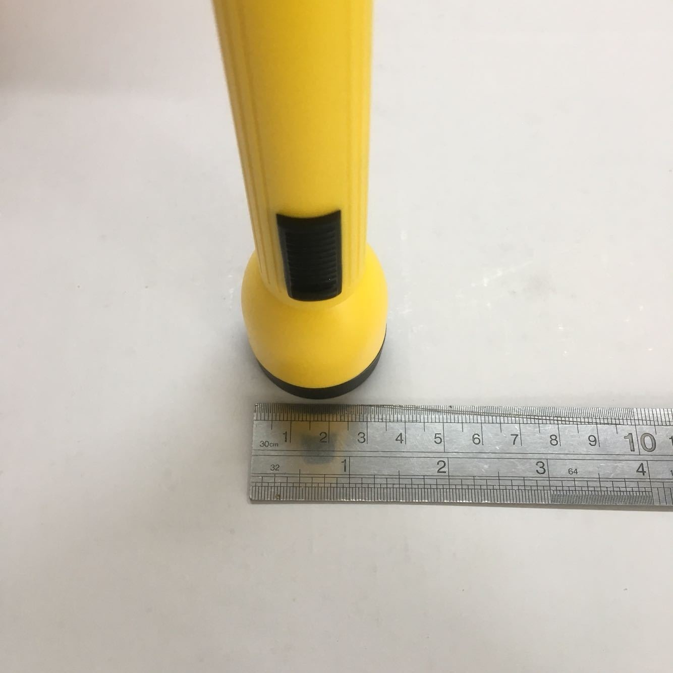 Old-fashioned flashlight with 2 AA batteries, durable for home use, emergency lighting during power outages, suitable for students and elderly, portable for outdoor use at night