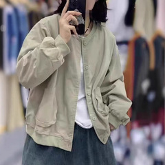 新型シンプルな韓国系レトロなスタンドカラーの大きなポケットに合わせて、ゆったりとしたカジュアルな野球服のコートがあります。
