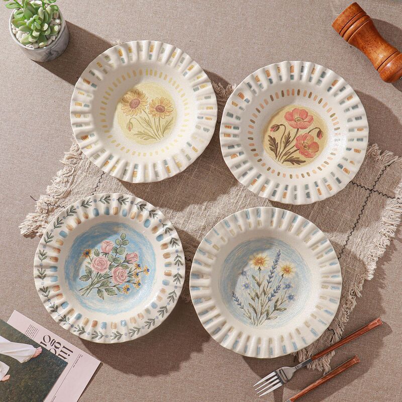 Ceramic floral-patterned pleated plate, straw hat-style rim, deep dish for pasta, Western-style dishes, and salads, suitable for home use, with underglaze decoration and a high aesthetic appeal Ceramic floral-patterned pleated plate, straw hat-style rim, deep dish for pasta, Western-style dishes, and salads, suitable for home use, with underglaze decoration and a high aesthetic appeal