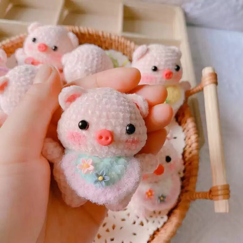 純粋な手作りのかぎ針編みのピンクのブタのリュックサックのカバン|undefined