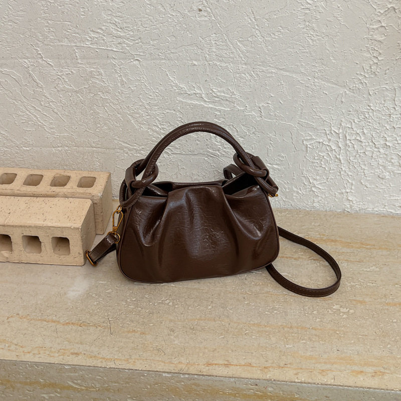 Túi xách nữ dáng xô (bucket) cỡ nhỏ, đeo vai/nách và đeo chéo, phong cách Hàn Quốc, có mặt dây chuyền trang trí — Cà phê không có mặt dây chuyền, Màu nâu không có mặt dây chuyền, Màu đỏ không có mặt dây chuyền, Đen không có mặt dây chuyền chi tiết 13