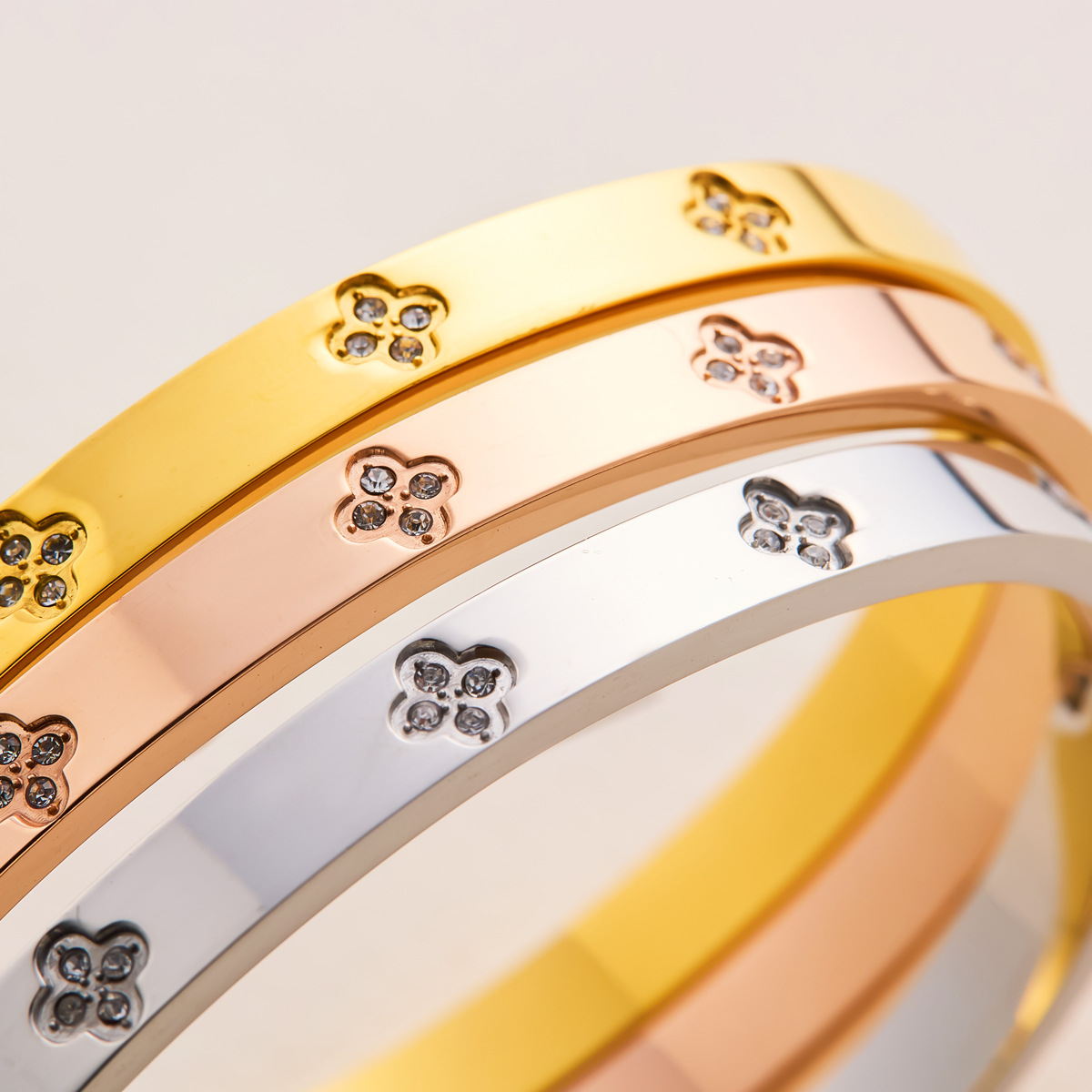 Moda europea y americana nueva pulsera de acero de titanio de diamantes CNC de cuatro hojas de diseño de alto nivel en nicho universal no se desvanece