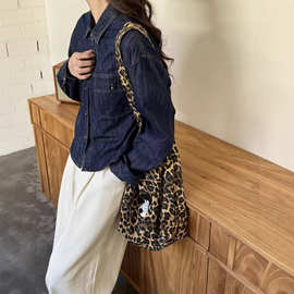 琪镌绘制牛仔衬衫女2026春季新款韩版时尚翻领前短后长外套女1096