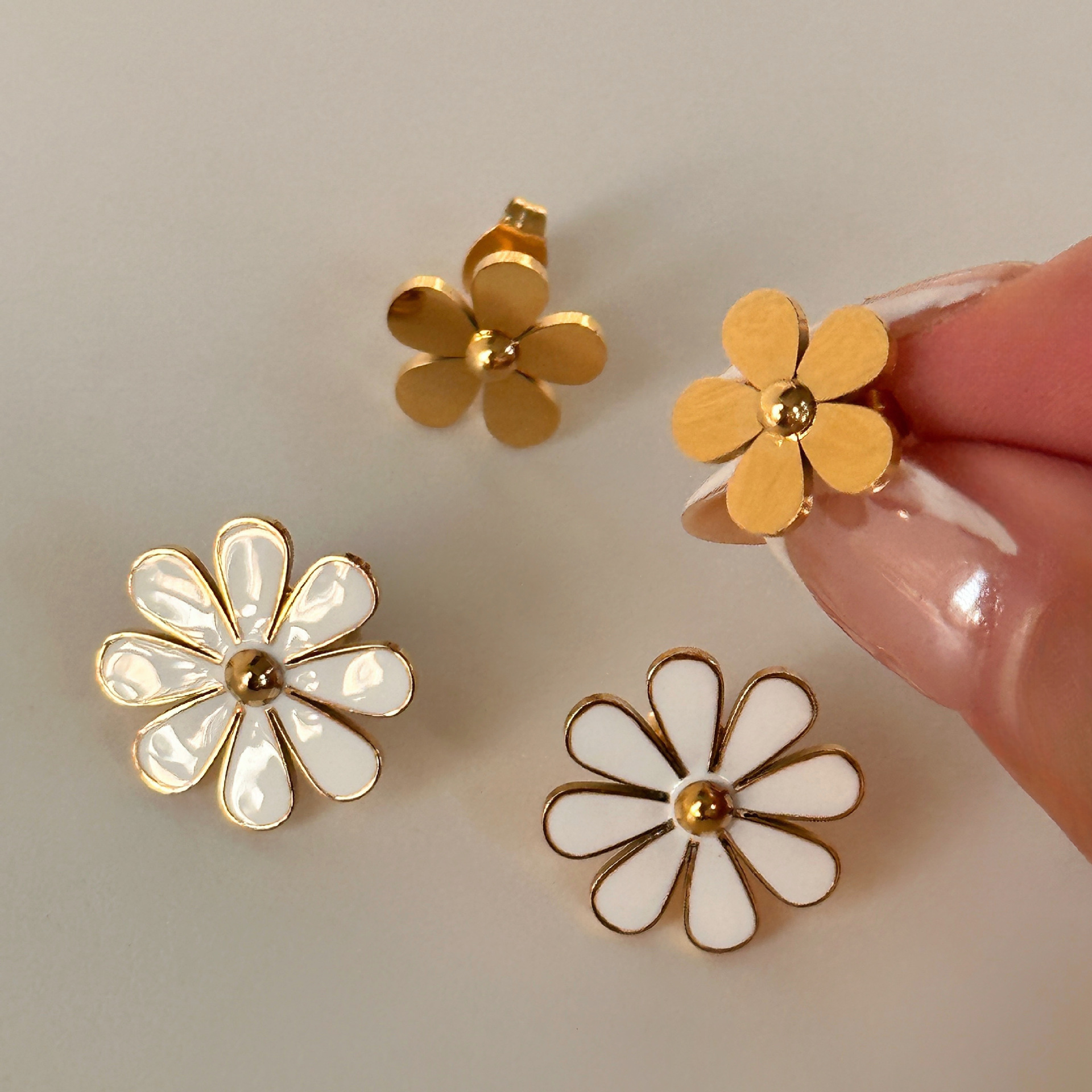 1 Pair Simple Style Commute Flower Plating Titanium Steel Gold Plated Ear Studs display picture 8