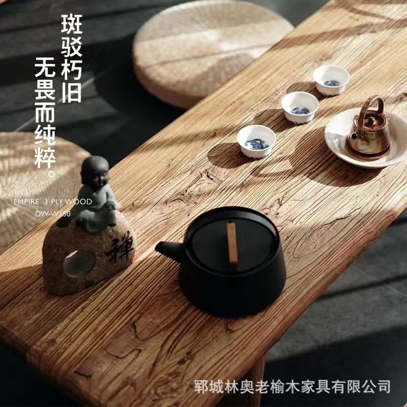 日本式の古い楡の木のオンドルのいくつかの古いドアの板の畳の茶卓は窓のベランダの茶卓の低いテーブルを漂って昔のテーブルを作ります。|undefined