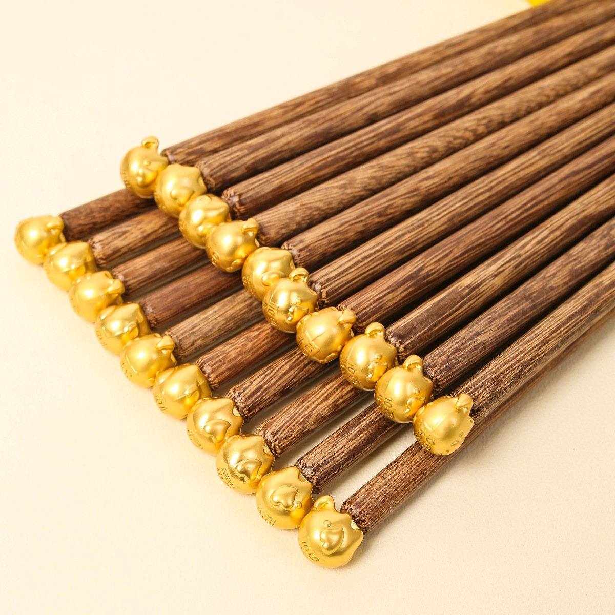 Palillos de madera con forma de alita de pollo para uso doméstico, palillos de madera maciza con parte superior redonda antideslizante, palillos de madera con parte superior de metal para uso comercial, palillos de regalo de madera sin pintura y sin cera.