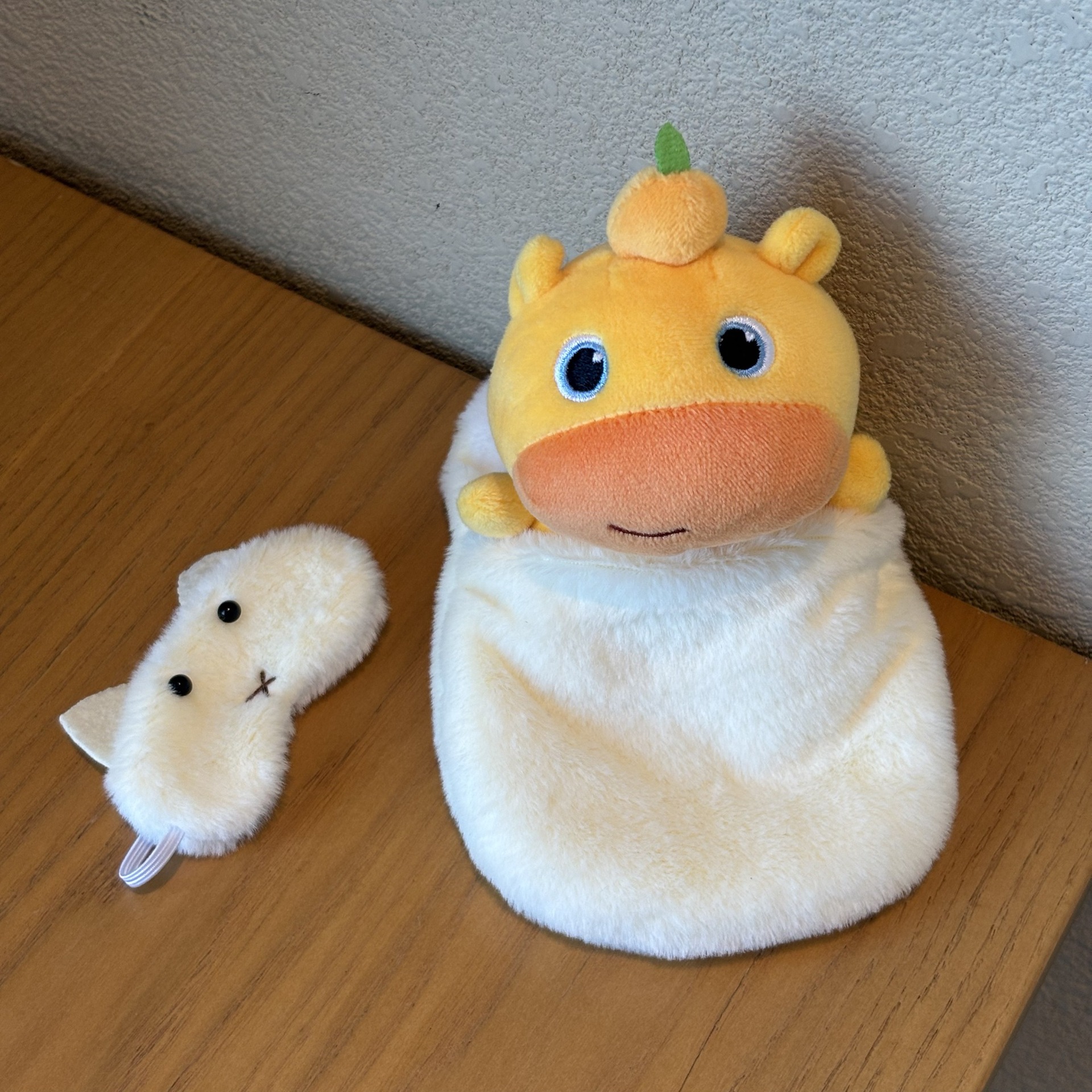 Yellow sleeping bag + eye mask + sitting posture