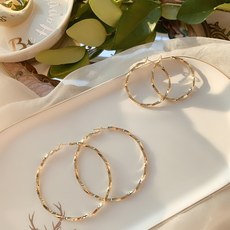 2023 New Korean Minimalist Wave Pattern Elegant Large Circle Earrings Twisted Simple Earrings Silver Needle for Face Slimming