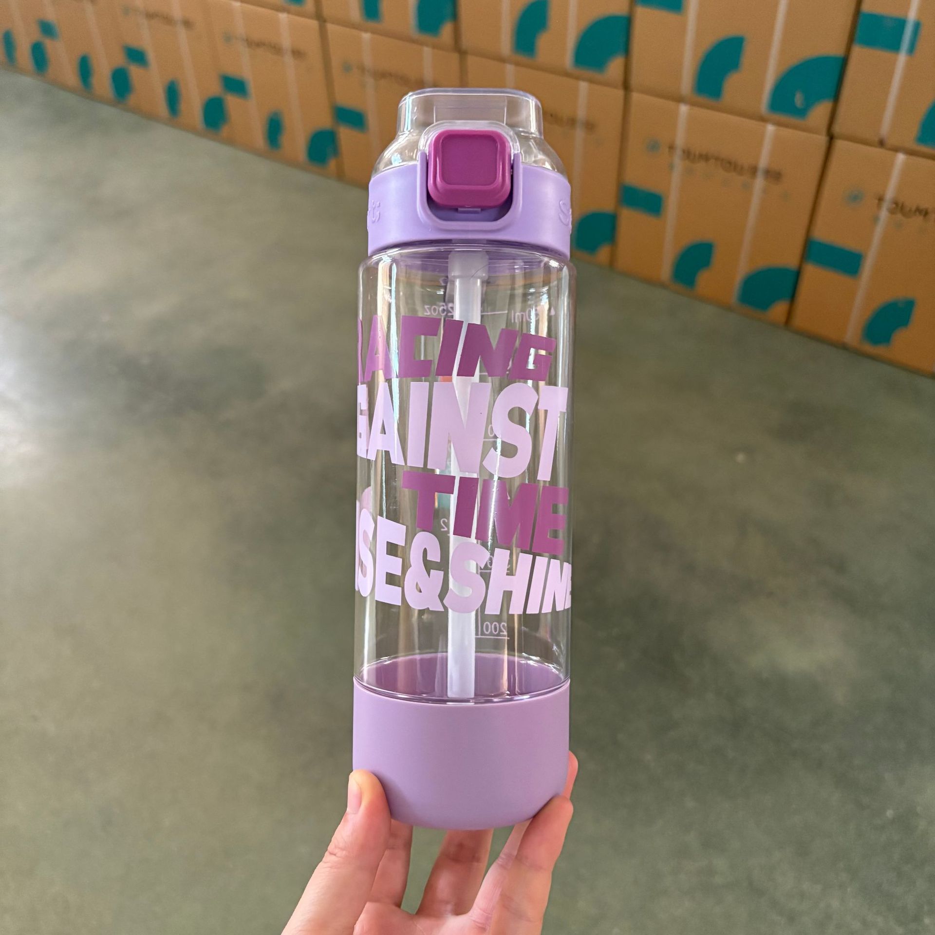 Taza de paja de alto valor de diseño de taza de agua creativa de alta capacidad de taza de agua de plástico portátil con tapa de bala