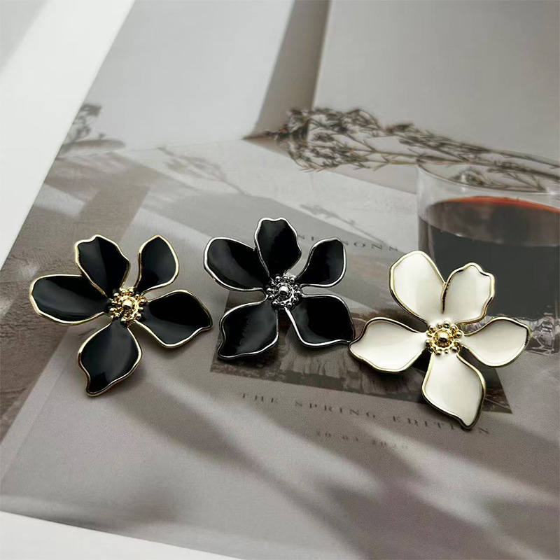 Large Size Flower-Shaped Buttons Black and White Resin Flower Metal Buttons for Coats and Trench Coats Women's Clothing