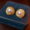 18#Silver needle dumb gold pearl surround striped earrings