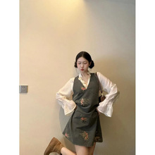 法式刺绣牛仔连衣裙女春夏小个子设计感小众V领套装学院风背心裙