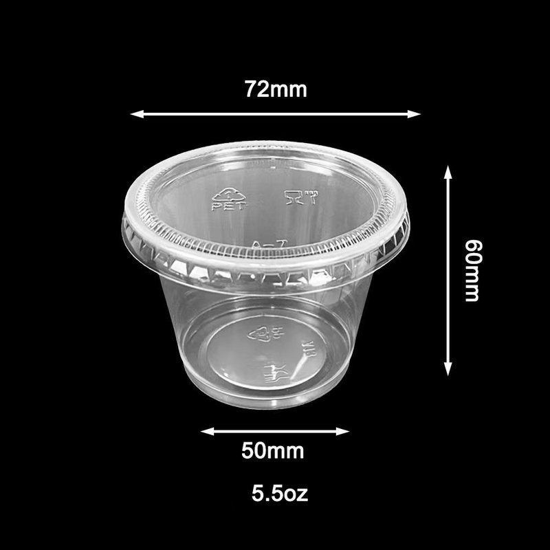 卸売りの使い捨て調味料カップに材料をつけて包装します。|undefined