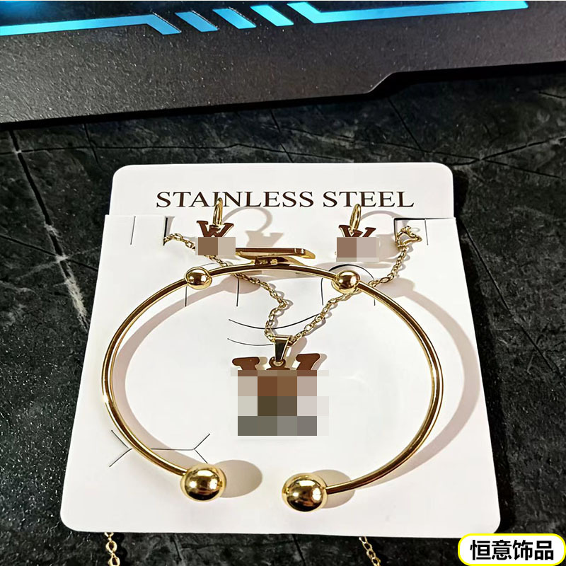 golden fashionable pendant stainless steel with letters