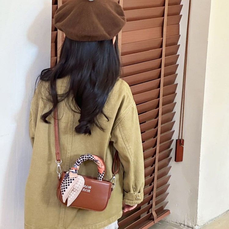 2025 bolsas de hombro populares coreanas para niñas, bufandas de seda extranjeras, bolsas de mano para bebés, mini bolsas de accesorios para niños lindos
