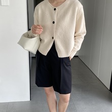 嘉织秋季女装毛绒感厚毛衣纽扣长袖圆领短上衣开衫外套B3119