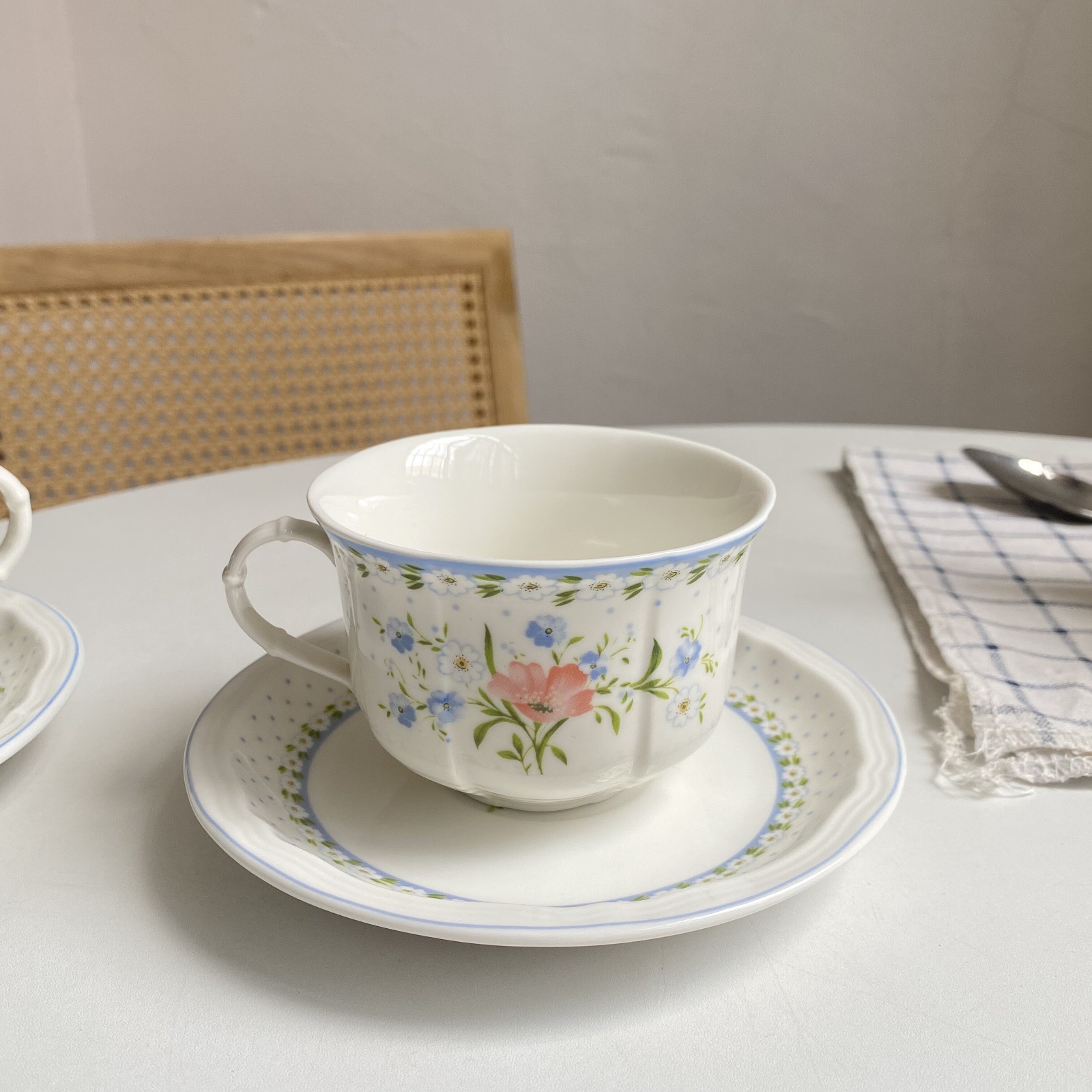 Comercio exterior simple taza de café de cerámica de alto valor nominal pequeña flor triturada set de té de la tarde té negro taza de café taza de té plato