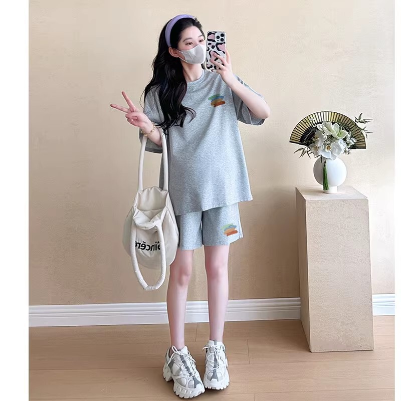 Maternity Wear Plus-Size Short-Sleeved Shorts Two-Piece Set with a Stylish Design for Summer, Loose-Fitting, Light Gray Casual Sports Suit