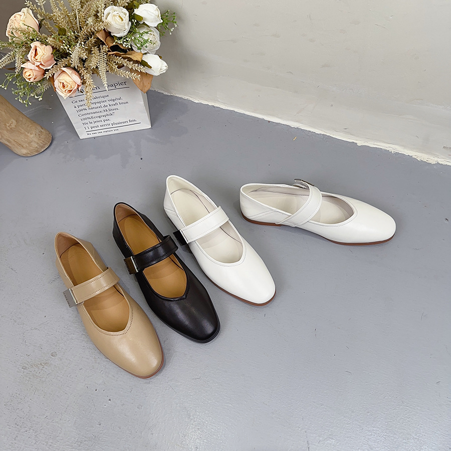 Solid color low shoes low-cut with a strap