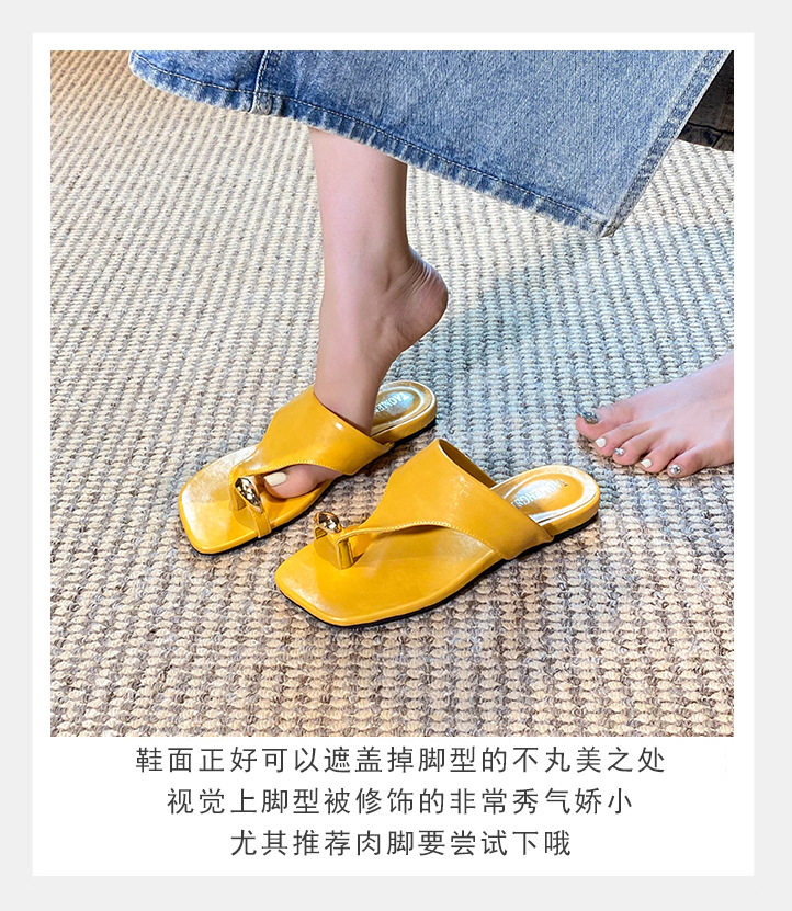 Dép xỏ ngón nữ đế bằng mũi vuông khóa kim loại nhỏ, quai ngang, đi ngoài trời — màu vàng, đen chi tiết 9