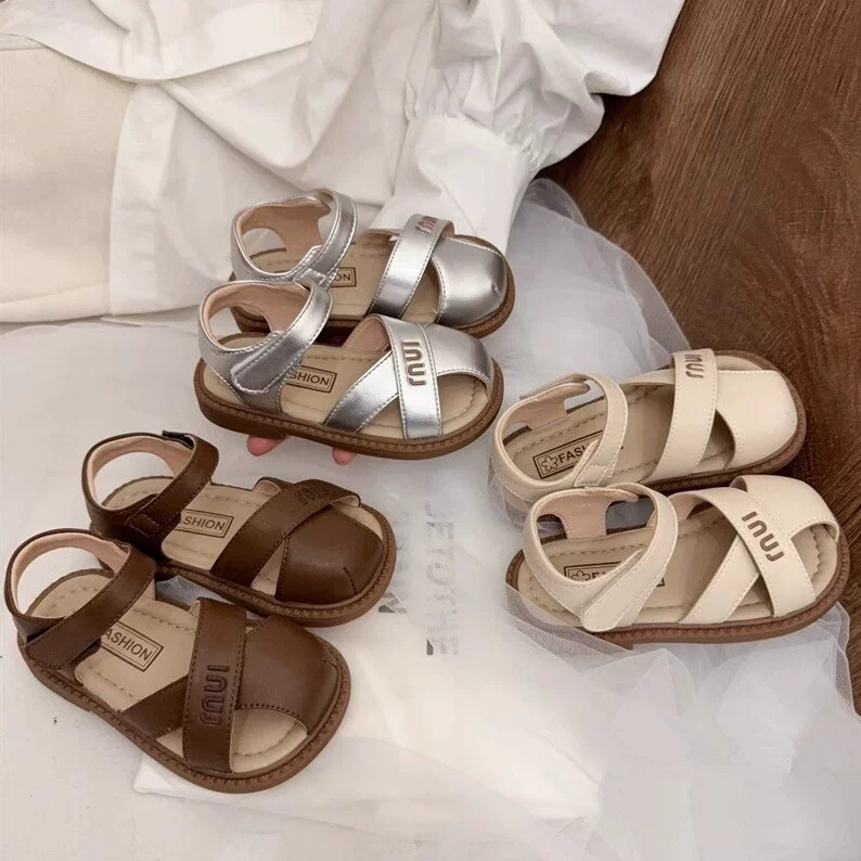 Корейская версия кроссовки для девочек принцесса сандалии на мягкой подошве детские ходунки 2025 летняя детская повседневная пляжная обувь