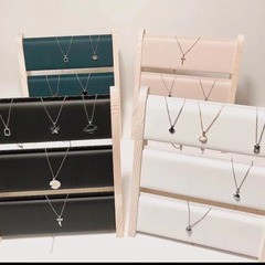 新商品の実木三層ネックレス展示棚アクセサリーペンダント棚アクセサリー棚ショーウインドージュエリー収納展示