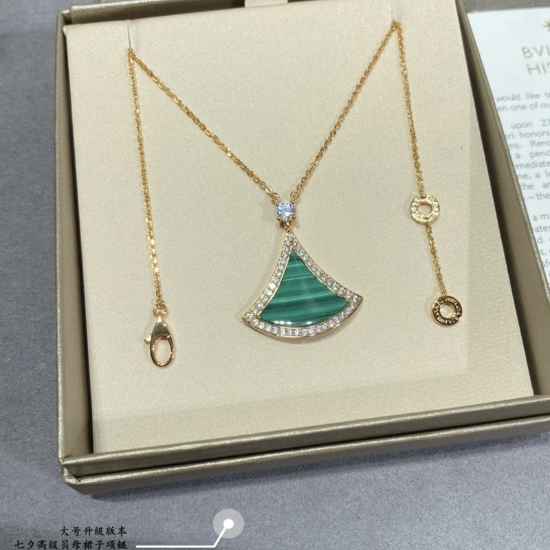 女性用の高バージョンの扇形の小さなスカートネックレス、スターリングシルバーメッキ18Kゴールドライト高級ホワイトマザーオブパール鎖骨チェーン大きな扇形ペンダント|undefined