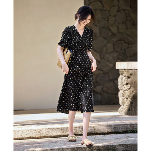 Brother's Mall Same Style Women's 2025 Summer New French V-Neck Waist-Cinching Floral Tea Break Dress Brother's Mall Same Style Women's 2025 Summer New French V-Neck Waist-Cinching Floral Tea Break Dress
