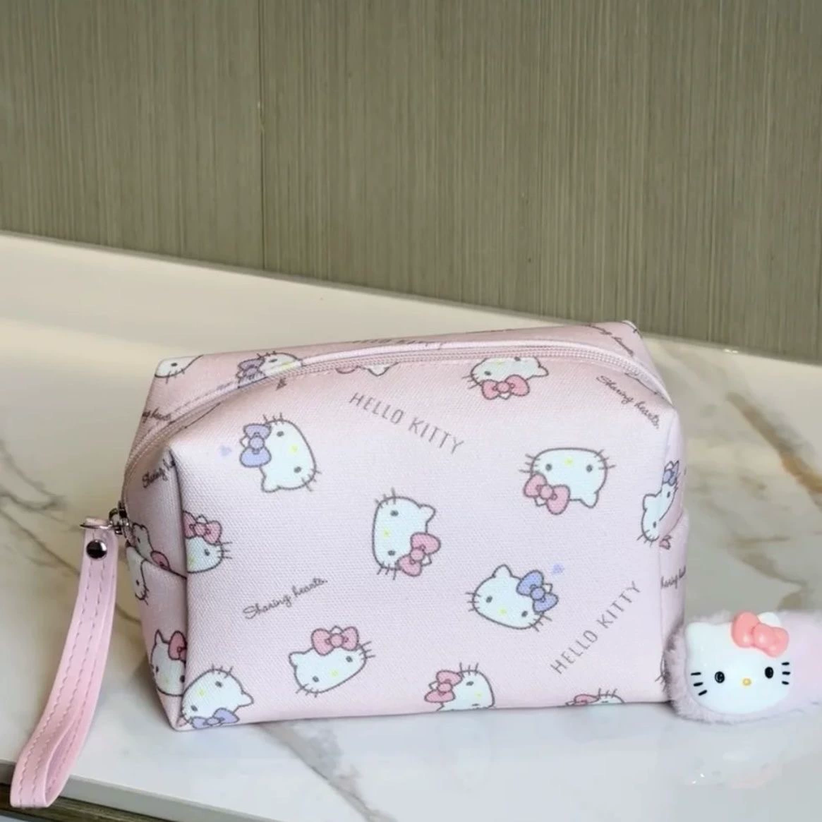 Косметичка (Hello Kitty) ручная с ремешком, розовая фуксия, 18×11×8,5 см