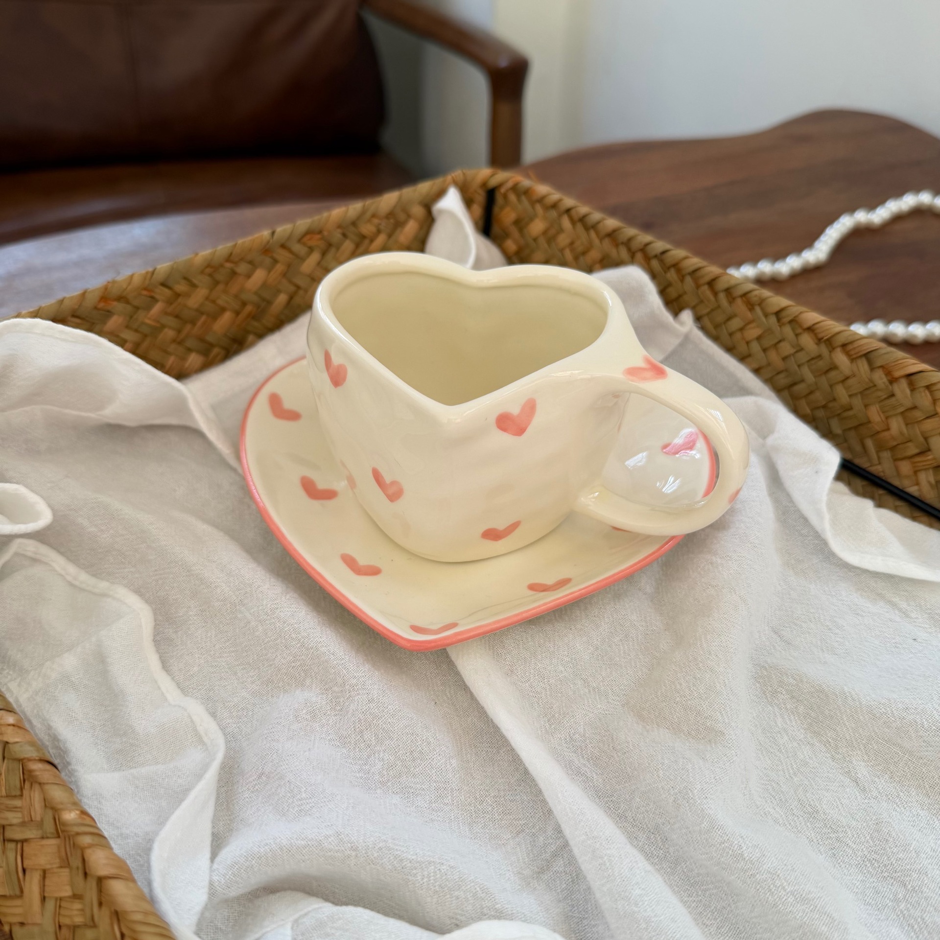 Estilo coreano inswind pintado a mano amor cerámica tazas y platos mano empujada irregular taza de café en forma de corazón plato de mesa de la tarde plato de taza