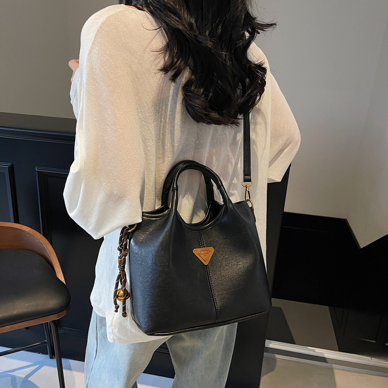 Bolsa de cubo de mano de moda casual para mujeres 2024 invierno nuevo estilo coreano retro alta sensación de moda bolso de hombro