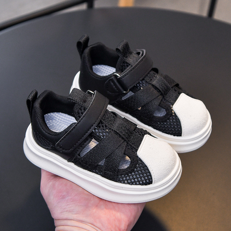 Zapatos para niños y niñas 2025 verano estilo coreano zapatos con marco cabeza de concha zapatos deportivos huecos de malla única para niños sandalias transpirables